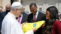 Cafu dona la maglia del Brasile a Papa Leone XIV nell’udienza in Vaticano